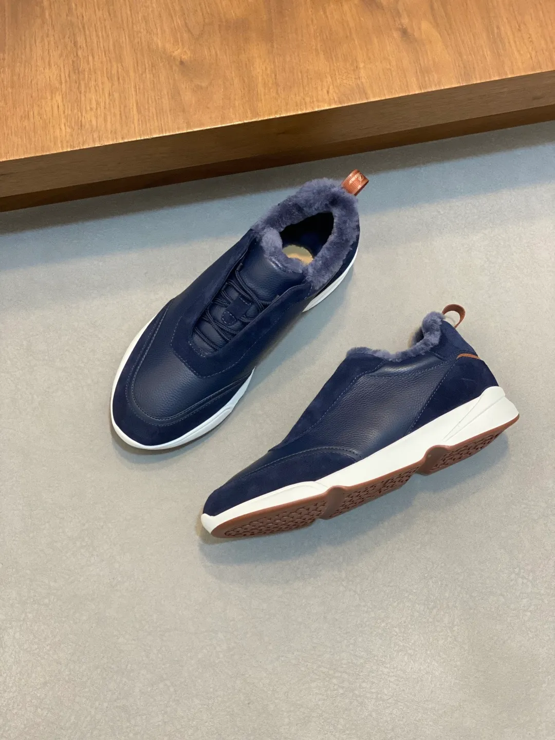 💰840 Winter LoroPiana WeekendWalk men's wool warm sneakers! Specially designed wool warm shoes for men! This WeekEndWalkEvo casual shoe reinterprets the WeekEnd casual shoe with a design that combines the characteristics of running shoes and walking shoes. An improved version of the classic shoe style in the autumn/winter series, the shoe body is made of fleece cotton blend with a slight elasticity to ensure that the upper part of the shoe is covered and fitted. The narrow silhouette in the middle and the warmth of the integrated fur lining make the shoes comfortable and practical to wear. The shoe details, combined with the lightweight rubber sole with ridged edges, add a sporty feel to the shoe. Kummel rubber sole with stitching and ultra-light technical material sole: This design structure helps distribute weight properly and improve shock absorption. Raised edges on the sole ensure traction and stability during walking. Body: 97% cotton, 3% spandex lining. Wool sole rubber! Size: 39/40/41/42/43/44 (45.46 customized) standard leather shoe size original box package